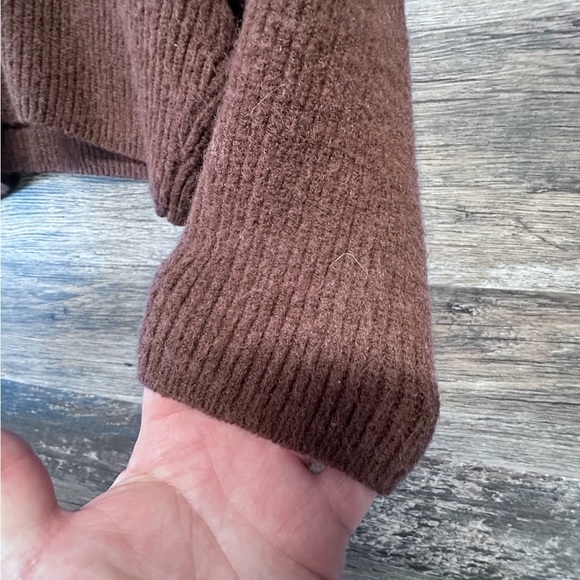 Motel Brown V-Neck Cropped Womens Sweater Relaxed Fit Long Sleeves - Picture 6 of 8